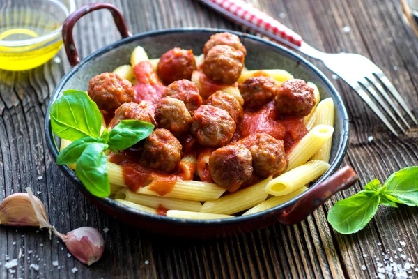 Pasta med köttbullar och tomatsås — Stockfoto