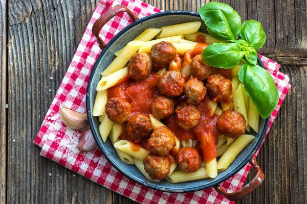 Pâtes avec boulettes de viande et sauce tomate — Photo