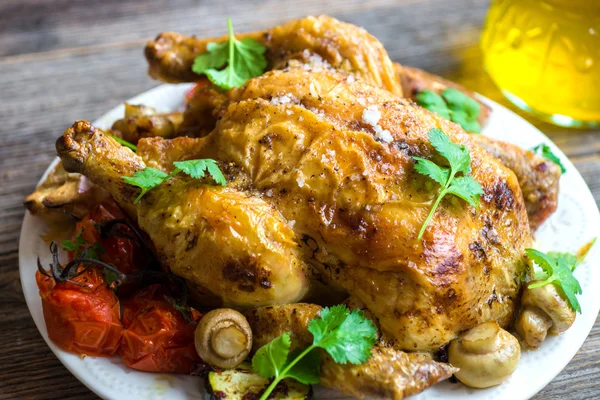 Whole roasted chicken with vegetables — Stock Photo, Image