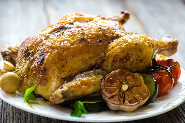 Whole roasted chicken with vegetables — Stock Photo, Image