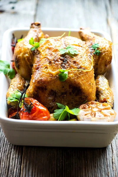 Pollo asado entero con verduras —  Fotos de Stock