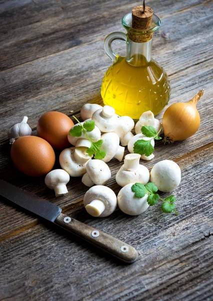 Ingrediënten voor roerei met paddestoelen — Stockfoto