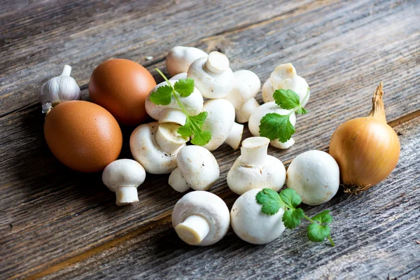 Ingredientes para ovos mexidos com cogumelos — Fotografia de Stock