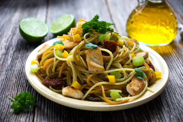 Spaghetti con pollo e verdure — Foto Stock