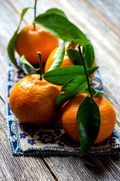 Färska mandariner med gröna blad — Stockfoto