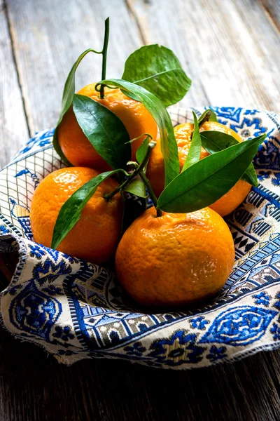 Frische Mandarinen mit grünen Blättern — Stockfoto