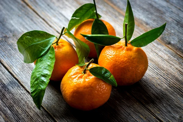 Mandarines fraîches aux feuilles vertes — Photo