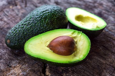Bütün ve dilimlenmiş taze avokado
