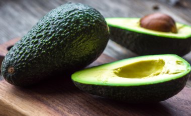 Bütün ve dilimlenmiş taze avokado