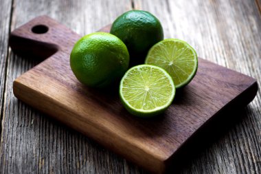 Bütün ve dilimlenmiş taze limes