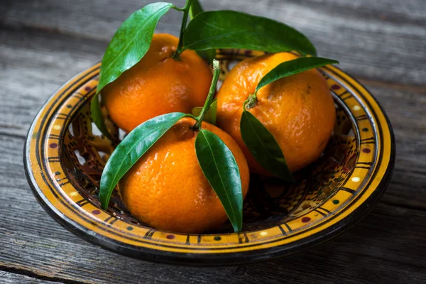 Frische Mandarinen mit grünen Blättern — Stockfoto