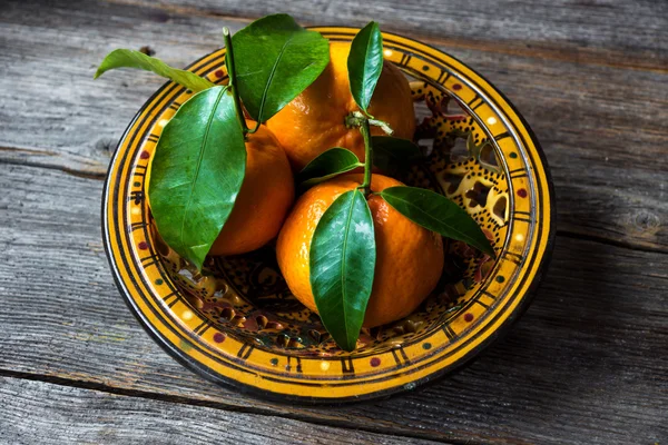 Frische Mandarinen mit grünen Blättern — Stockfoto