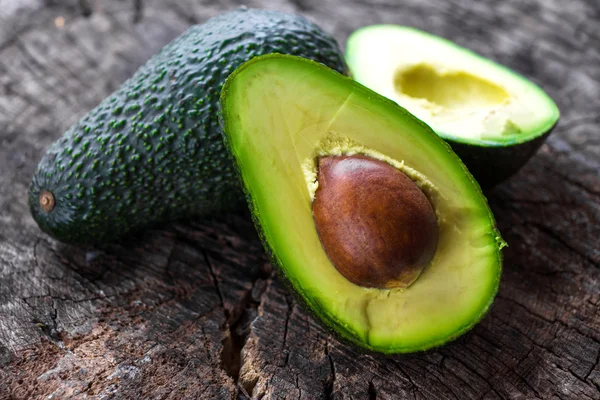 Hele en gesneden verse avocado 's — Stockfoto