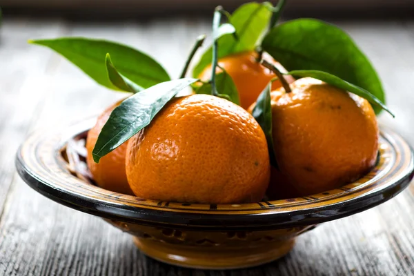 Frische Mandarinen mit grünen Blättern — Stockfoto