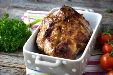 Otlar ve domates ile kavrulmuş domuz eti