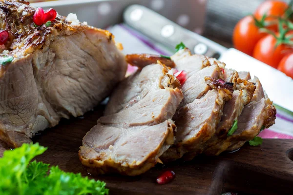 Gesneden geroosterde varkensvlees met kruiden en granaatappel — Stockfoto