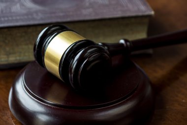 tahta tokmak ve ahşap masa kitap