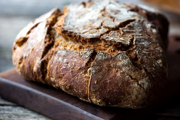Свіжоспечений темний хліб — стокове фото