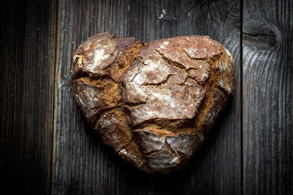 Pan oscuro recién horneado —  Fotos de Stock