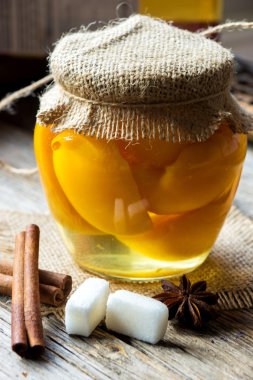 Kavanoz konserve şeftali ve baharat