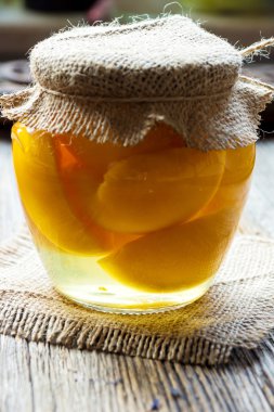 Konserve şeftali kavanoz