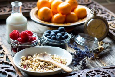 Müsli ve böğürtlenli sağlıklı kahvaltı