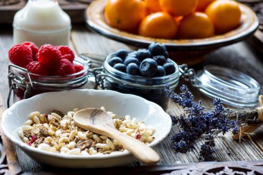 Müsli ve böğürtlenli sağlıklı kahvaltı