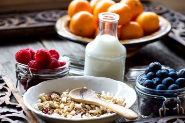 Müsli ve böğürtlenli sağlıklı kahvaltı