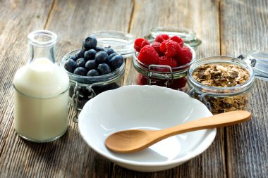 Müsli ve böğürtlenli sağlıklı kahvaltı