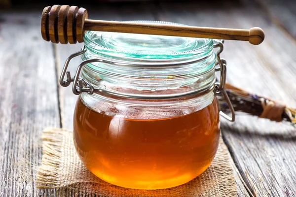 Honey in glass jar — Stock Photo, Image