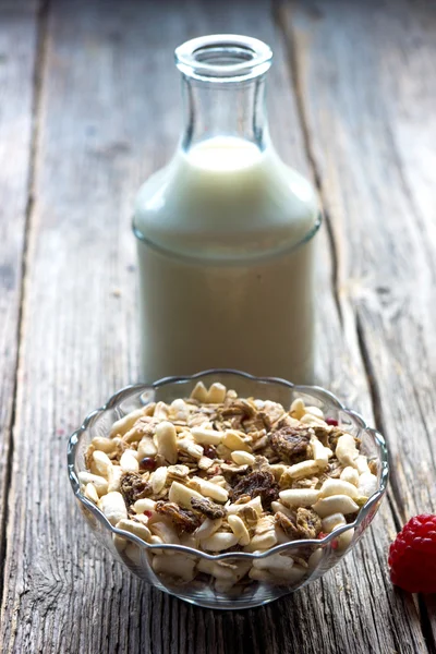 Gesundes Frühstück mit Müsli und Beeren — Stockfoto