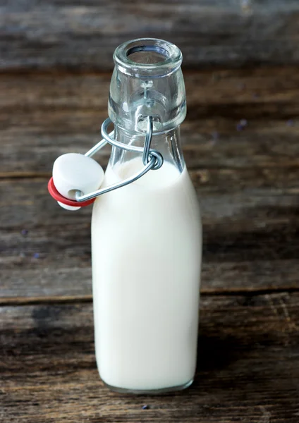 Старая бутылка молока — стоковое фото