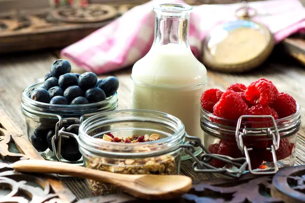 Gezond ontbijt met muesli en bessen — Stockfoto