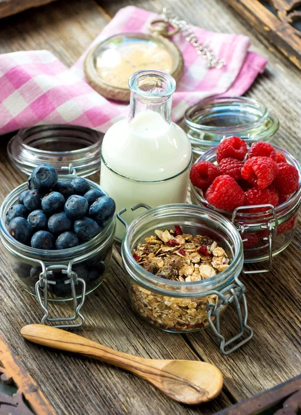 Zdrowe śniadanie z musli i jagodami — Zdjęcie stockowe
