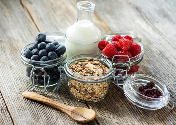 Gesundes Frühstück mit Müsli und Beeren — Stockfoto