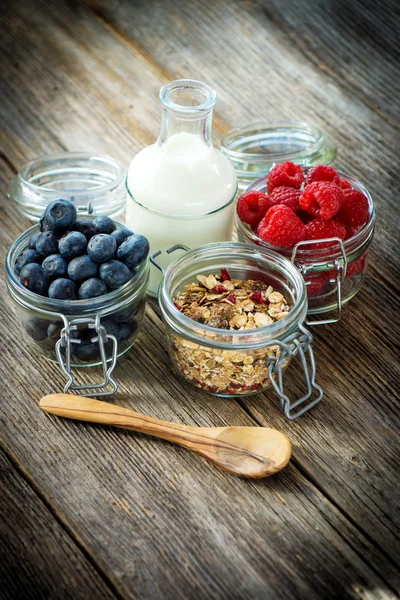 Gesundes Frühstück mit Müsli und Beeren — Stockfoto