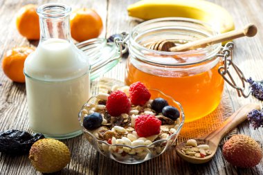 Bal, süt ve çilek ile müsli
