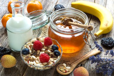 Bal, süt ve çilek ile müsli