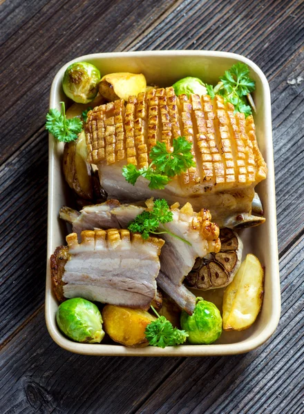 Cerdo asado con hierbas y verduras —  Fotos de Stock