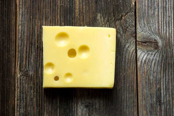 Stück gelber Käse — Stockfoto