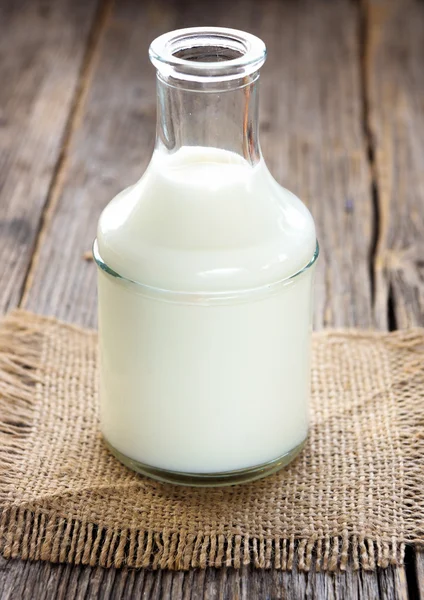 Старая бутылка молока — стоковое фото