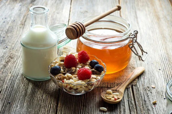 Honig, Milch und Müsli mit Beeren — Stockfoto