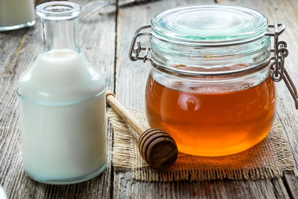 Honey in glass jar — Stock Photo, Image