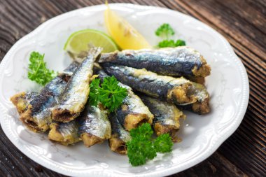 Limonlu kızarmış sardalya