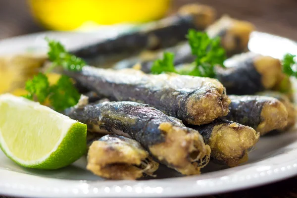 Sardinhas fritas com limão — Fotografia de Stock