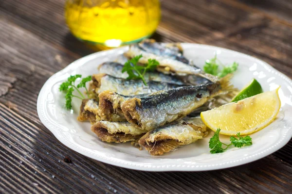 Sardine fritte con limone — Foto Stock