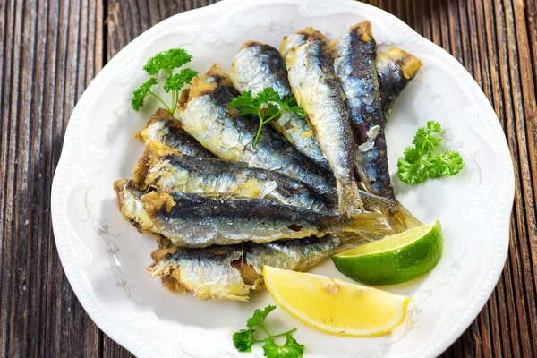 Sardinhas fritas com limão — Fotografia de Stock