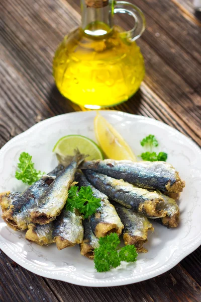 Sardine fritte con limone — Foto Stock