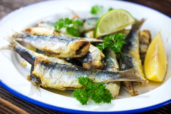 Smažené sardinky s citronem — Stock fotografie