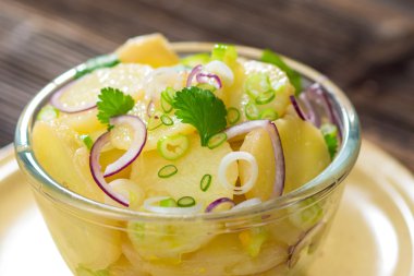 Patates salatası soğan ile
